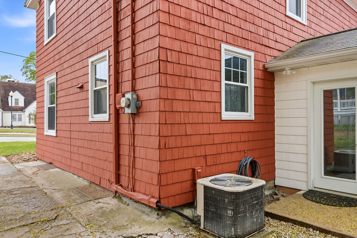 A convenient side entry provides easy access to the home and a simple arrival experience. The door code entry is located at this entrance, making check-in quick and convenient for guests.