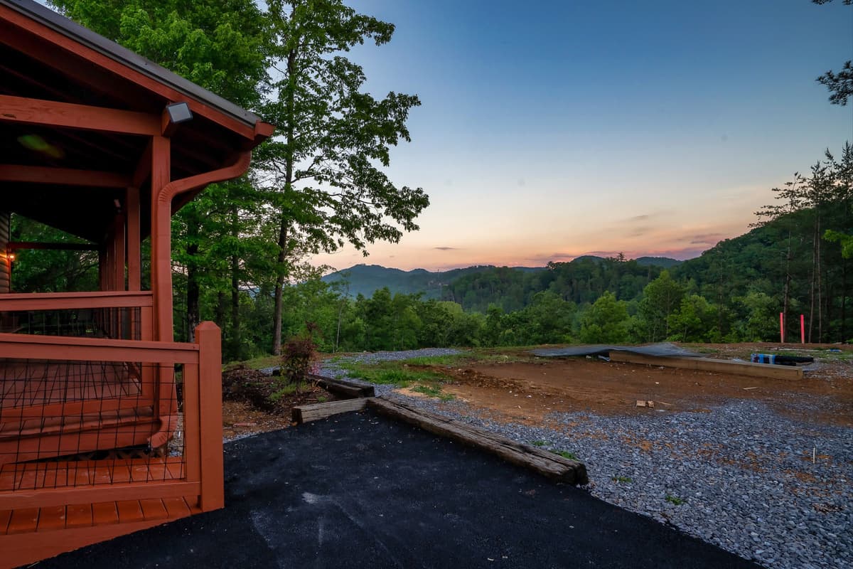 Arrive, park, and settle into your mountain getaway with ease. 🚙🏡 The cabin offers a convenient parking area right at the property.