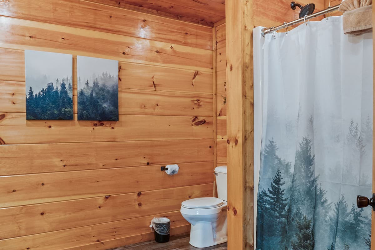 Fresh, modern touches blend beautifully with the cabin’s cozy rustic charm.