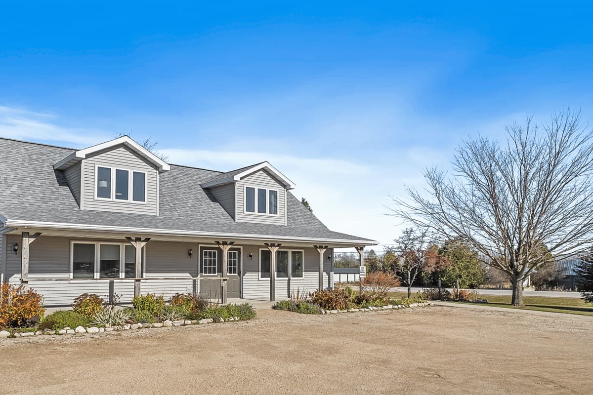 A thoughtfully designed studio retreat in Sister Bay—where comfort meets convenience, just minutes from the waterfront, dining, and iconic Door County charm.
