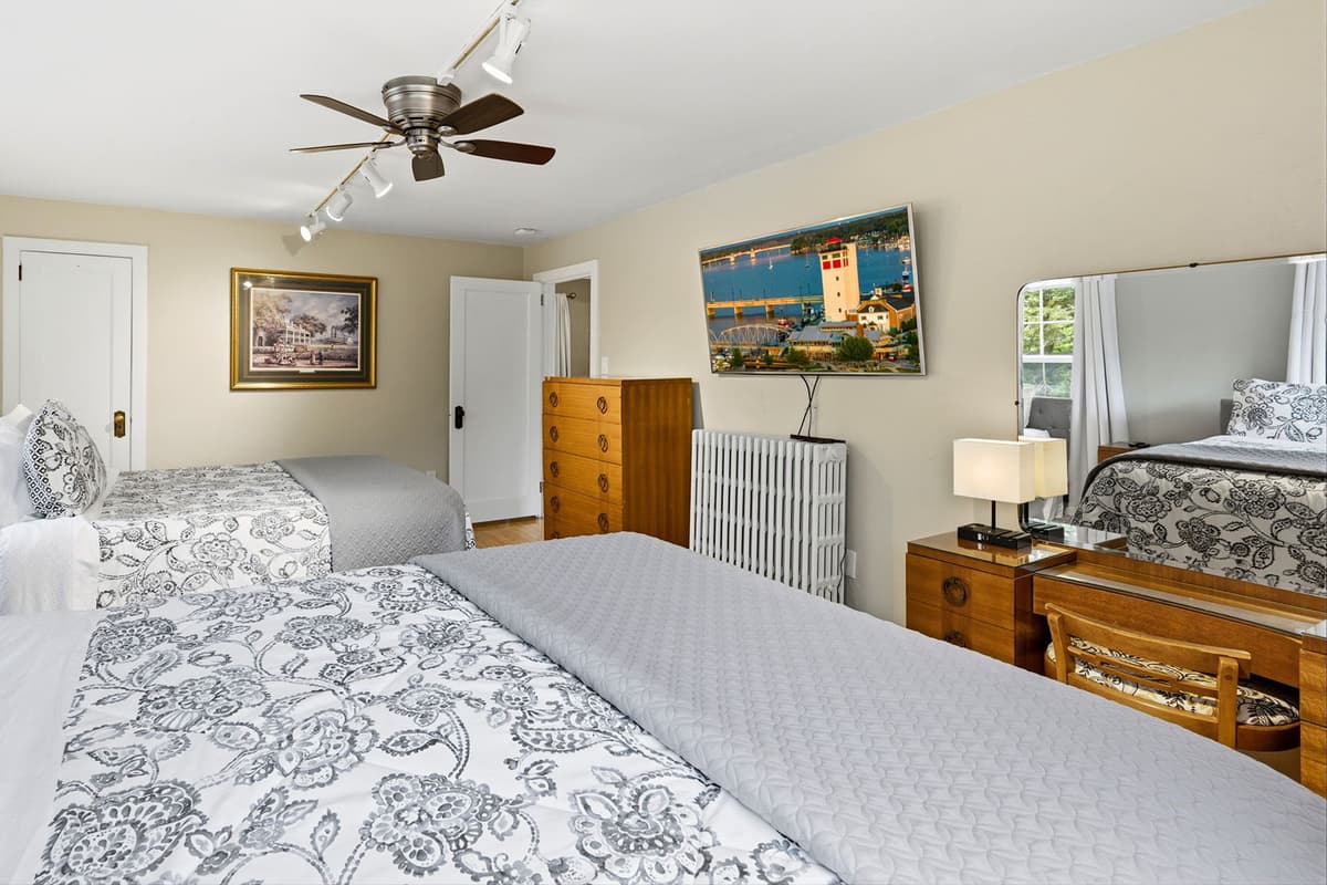 With plenty of room to relax and unwind, guests can enjoy a comfortable night’s sleep after a day of exploring. The inviting setup provides a cozy space to recharge and settle in.