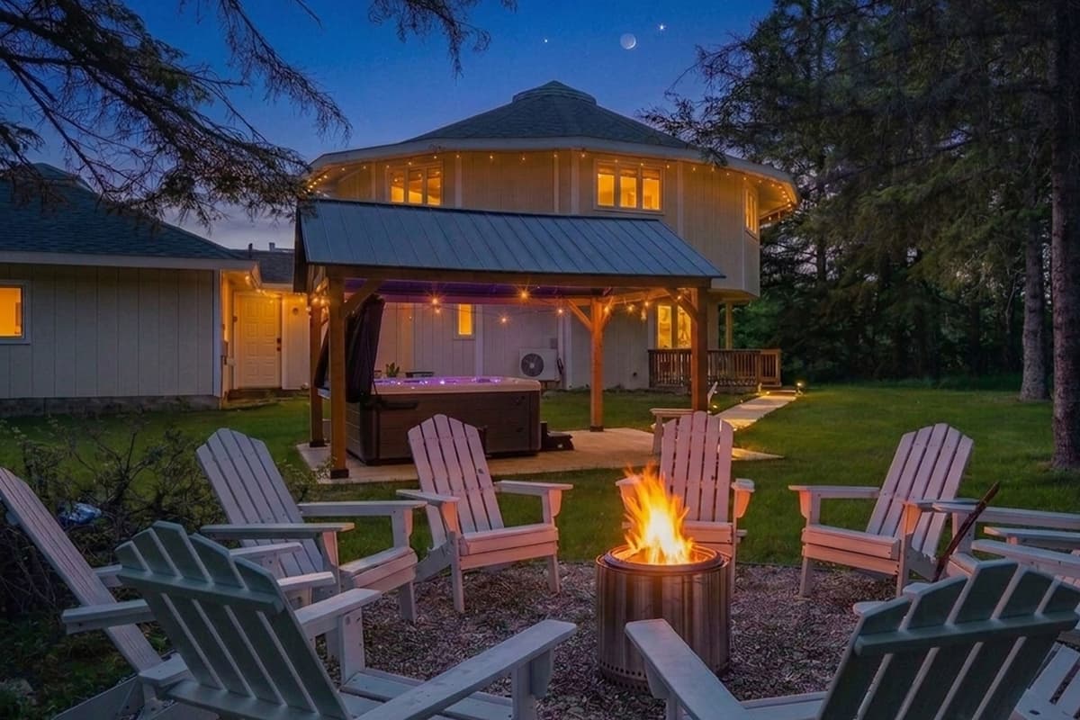 Make lasting vacation memories around the firepit.