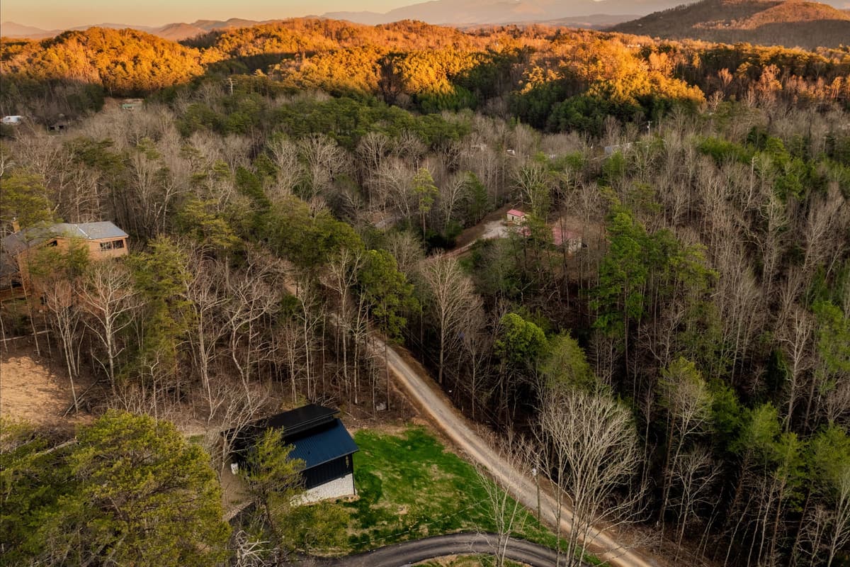 Enjoy the best of both worlds at Falcon Crest—a peaceful, secluded retreat tucked away from the hustle and bustle, yet conveniently close to Sevierville’s popular attractions, restaurants, and outdoor adventures.
