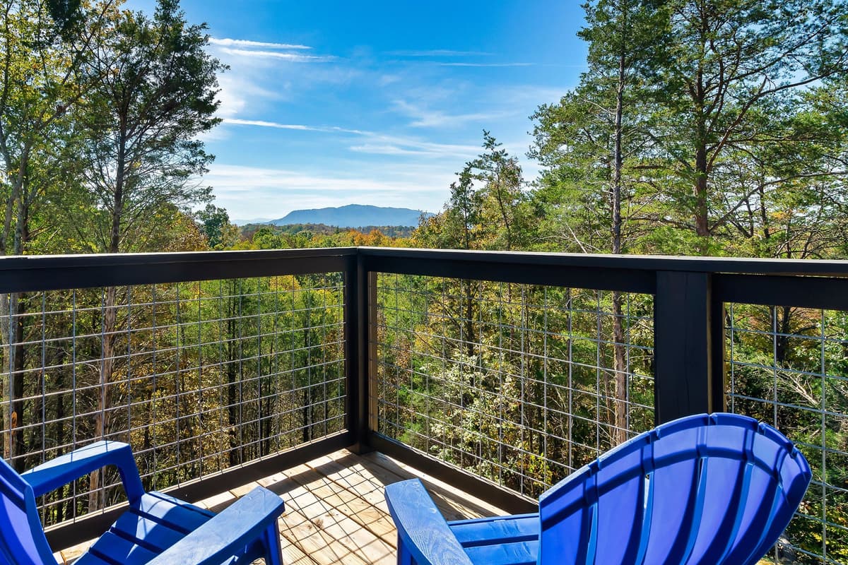 Imagine waking up surrounded by the peaceful beauty of Sevierville, with the Smoky Mountains setting the scene for a getaway you’ll never forget.