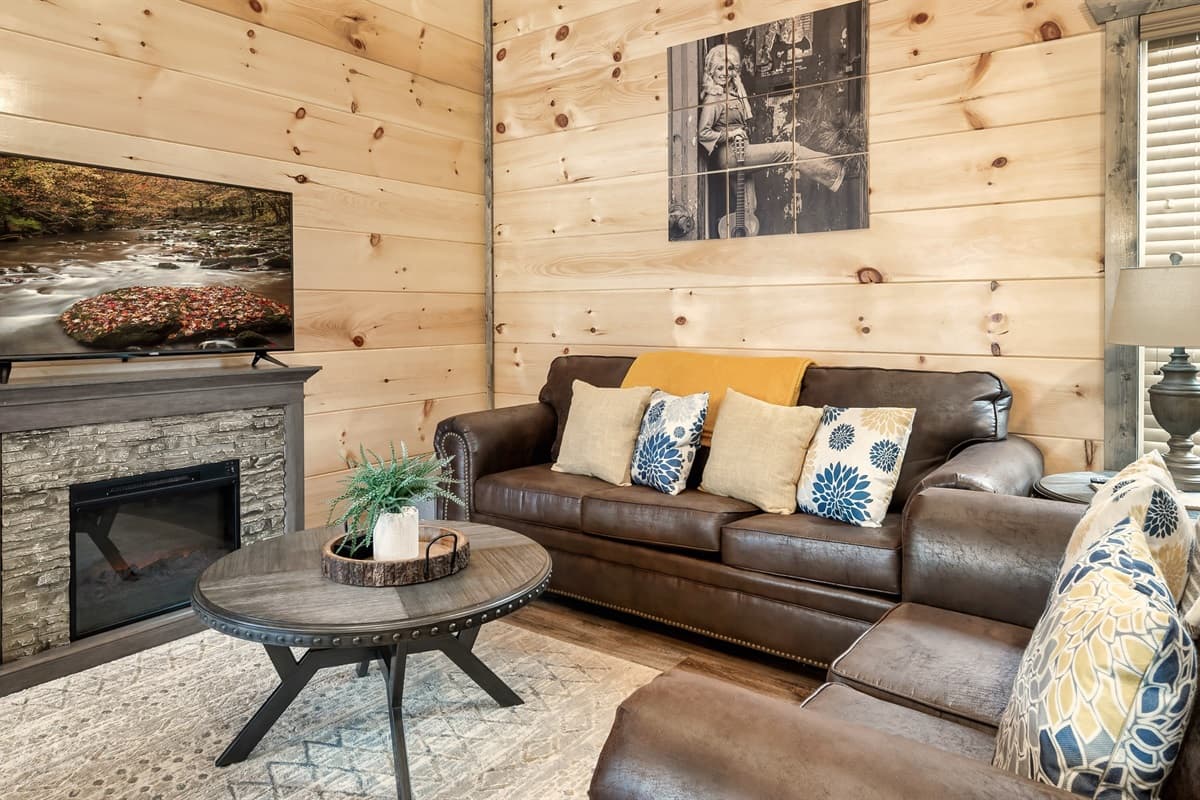 Our cabin is aptly named after the iconic 70s hit song "Jolene", adding a touch of nostalgia and character to your Smoky Mountains getaway.