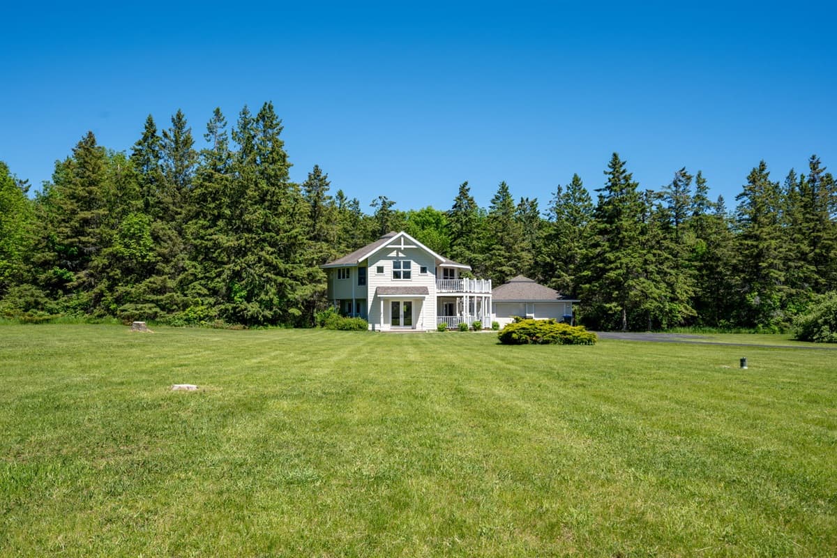 Experience nature at its finest! Our cabin is nestled in a stunning landscape, offering breathtaking views and a perfect escape. 🌲🏡✨