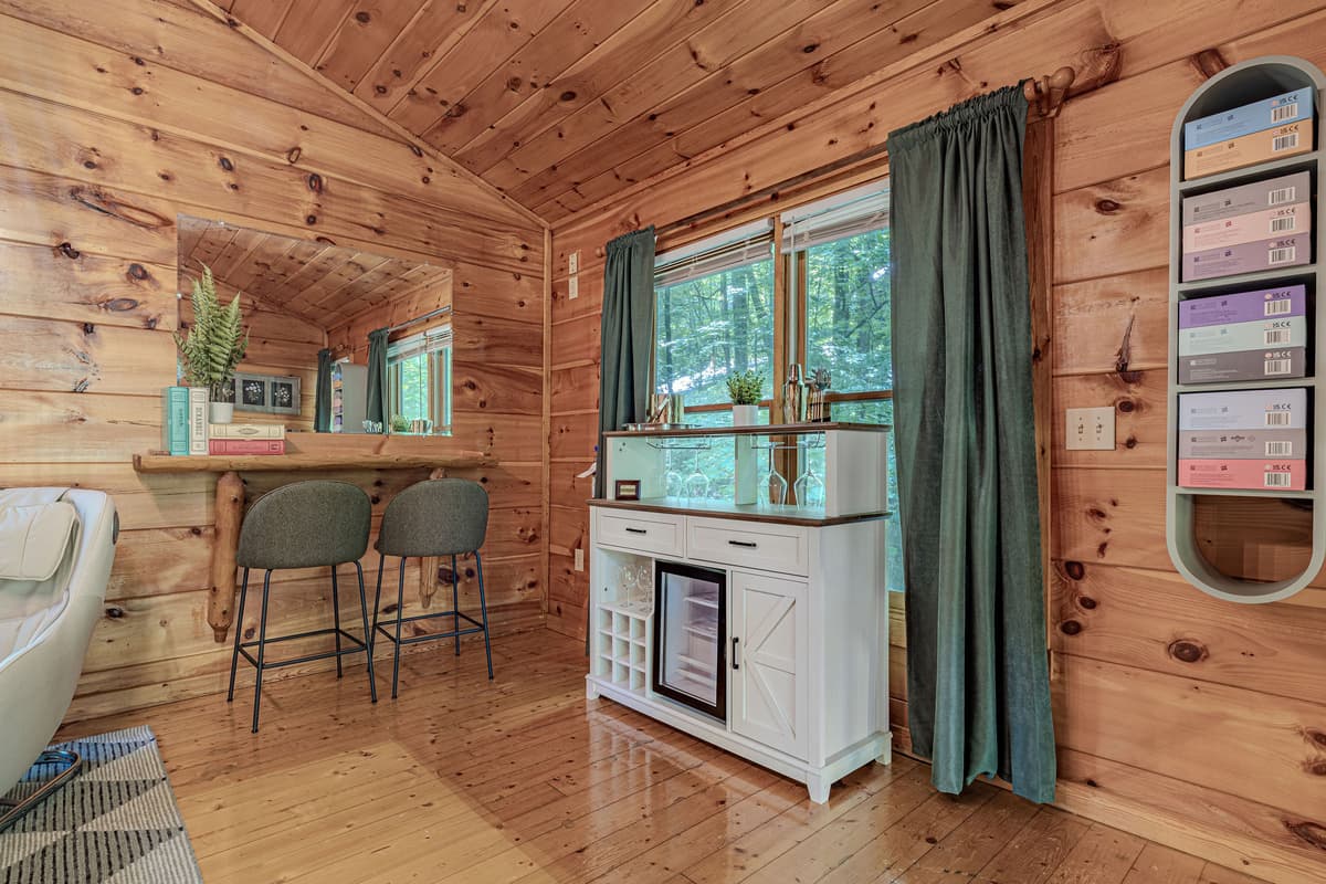 Add a touch of convenience and style to your getaway with a dedicated wine fridge. 🍷✨ Keep your favorite bottles perfectly chilled and ready to enjoy during a relaxing evening at the cabin. I