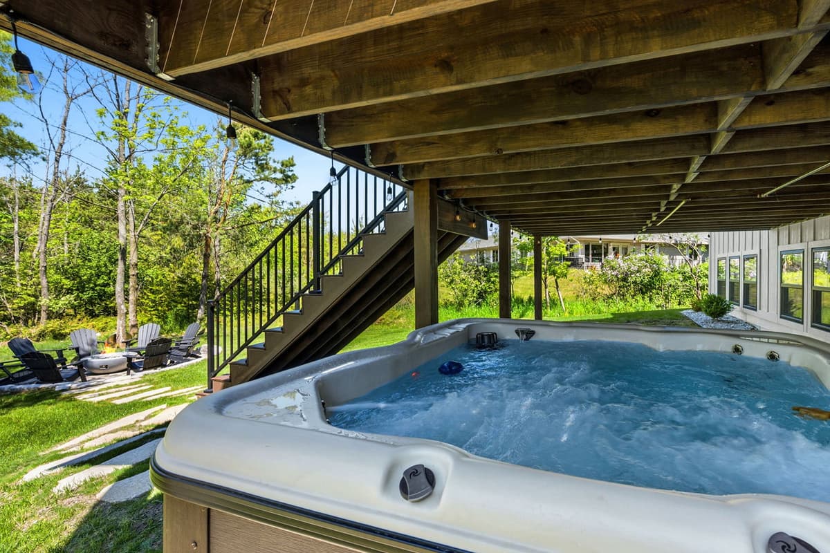 Whether you’re soaking after a busy day or simply enjoying some downtime, the hot tub adds an extra touch of comfort. It’s the perfect place to slow down and make the most of your getaway.