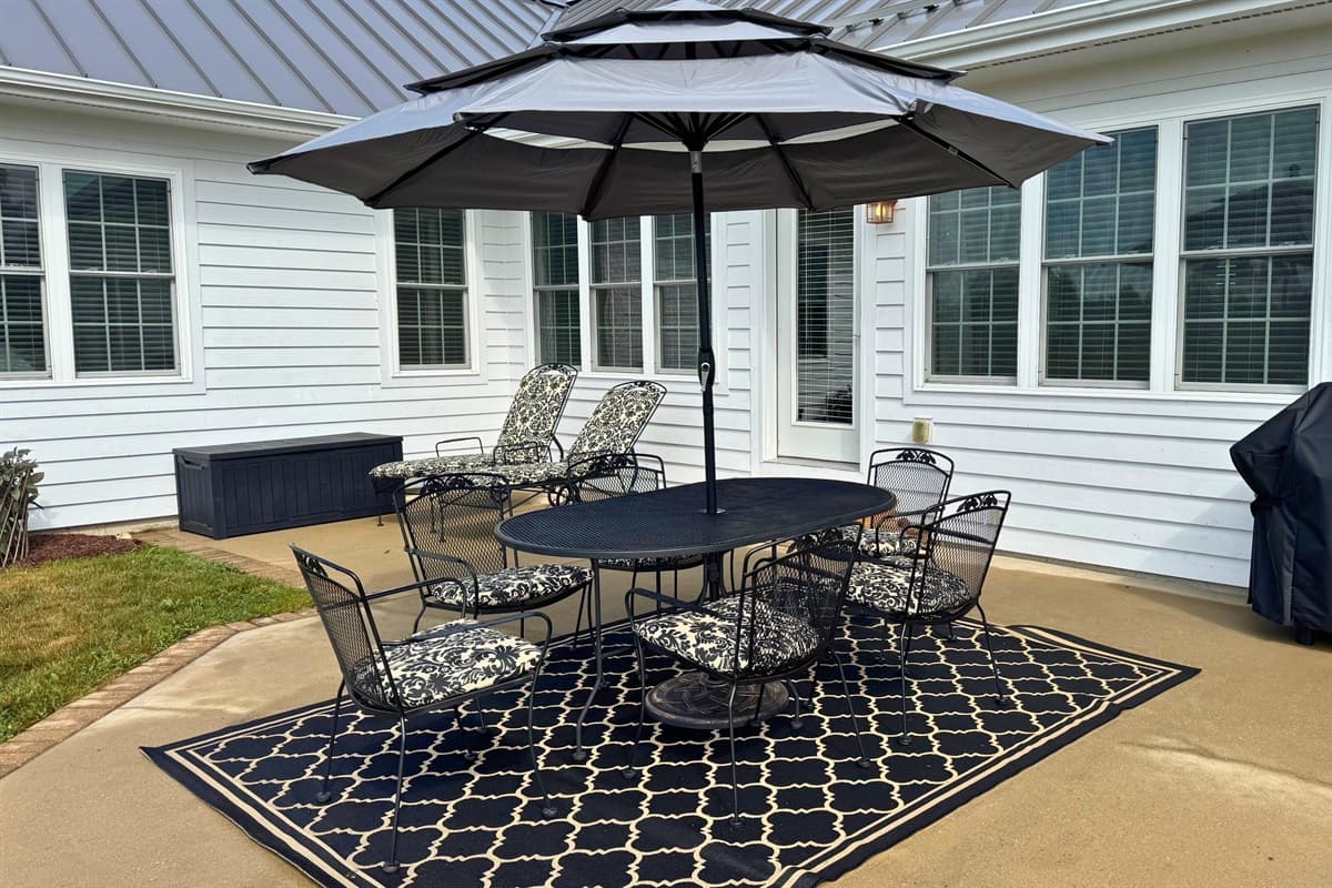 It’s a great setup for long lunches, evening dinners, or simply relaxing outside while staying cool.