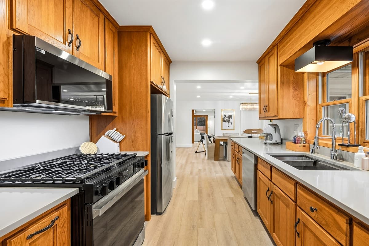 Equipped with high-end SMEG and smart appliances, baking supplies, cocktail accessories, and stainless steel Cuisinart cookware, it has everything you need for anything from quick breakfasts to full group dinners.