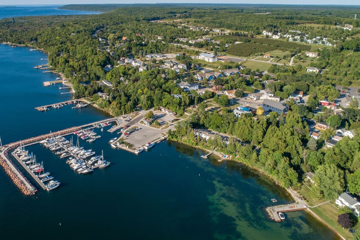 Spend the day by the water, explore the marina, or take in the peaceful lakeside scenery before returning to the comfort of the home.