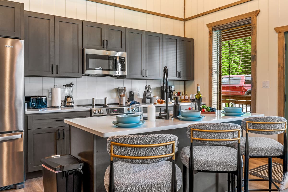 This fully stocked kitchen makes it easy to prepare everything from a quick breakfast to a family dinner, with modern stainless steel appliances and all the essentials you need close at hand.