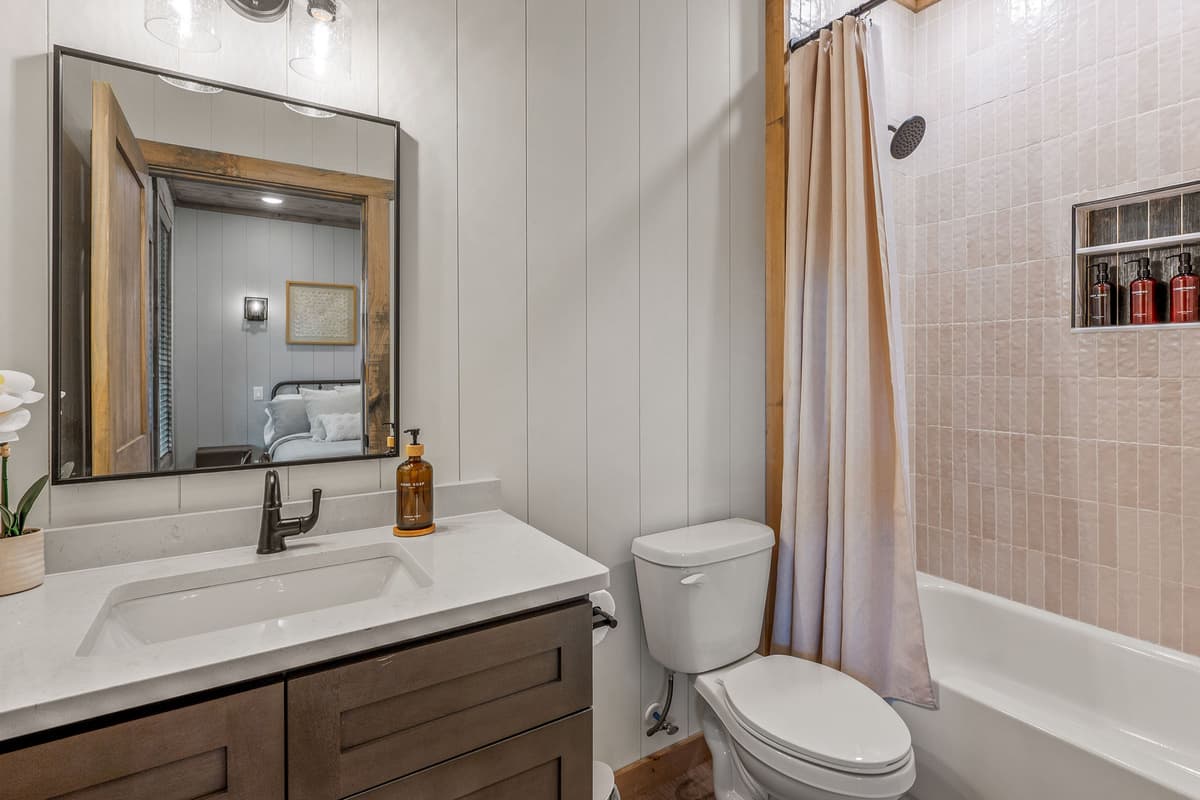 From busy mornings to relaxing evenings, this full bathroom is ready to keep up with your vacation routine.