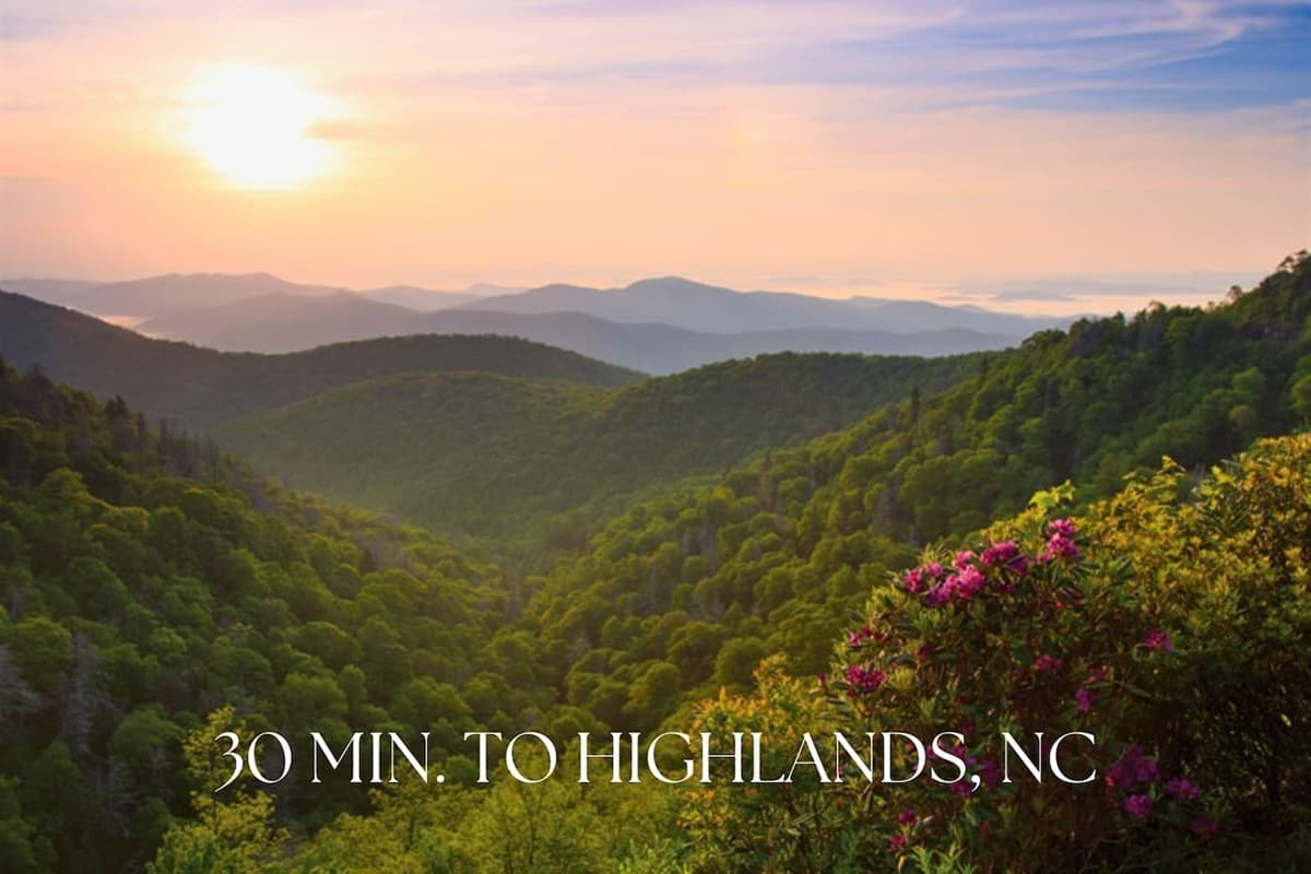 30 Minutes to Highlands, NC – Stunning Blue Ridge Mountain Views and Rhododendrons