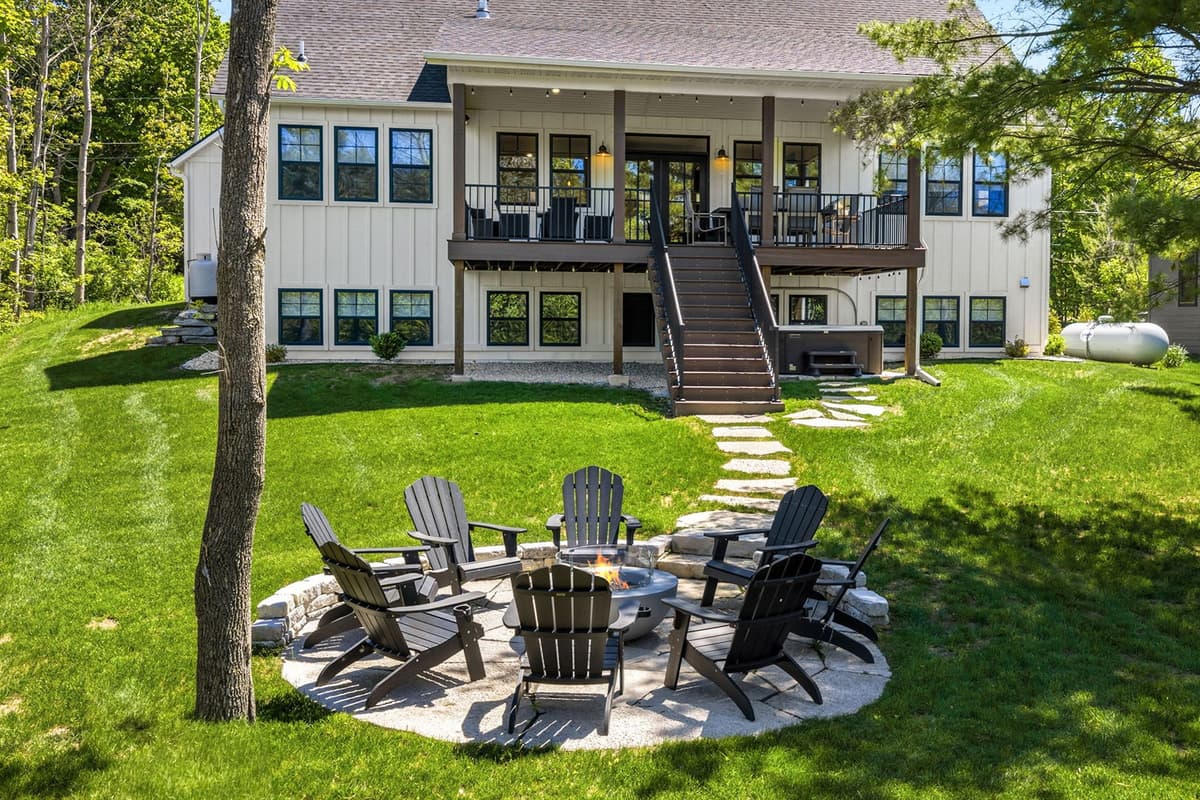 Enjoy the warmth of the fire while spending time with family and friends. After a day of exploring, settle in around the fire and relax under the open sky.