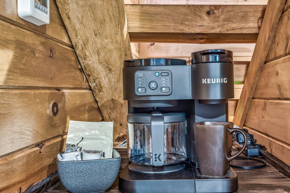Coffee lovers can enjoy their favorite brew right from the comfort of the cabin. ☕ The Keurig K-Duo offers the flexibility of convenient K-Cup brewing or a full carafe for the group.