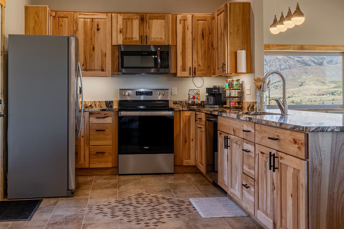 Everything you need for preparing family breakfasts, easy lunches, or cozy dinners is right at your fingertips.