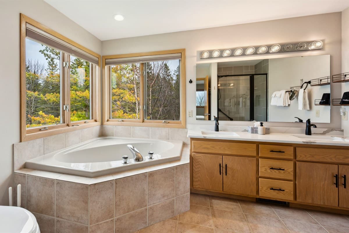 Alongside a spacious walk-in shower, it features a deep soaking bathtub—ideal for unwinding after a day of adventure.