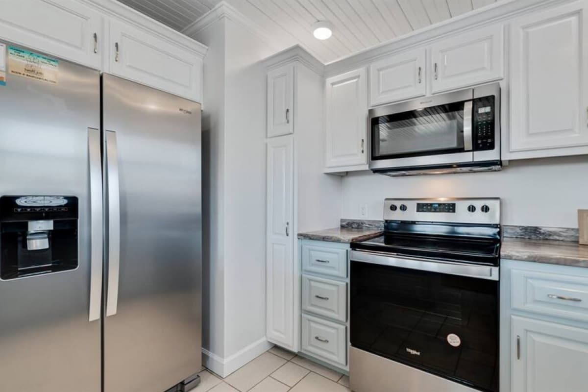 Equipped with complete cooking essentials—from cookware to bakeware to dinnerware—this kitchen has everything you need to whip up delicious meals