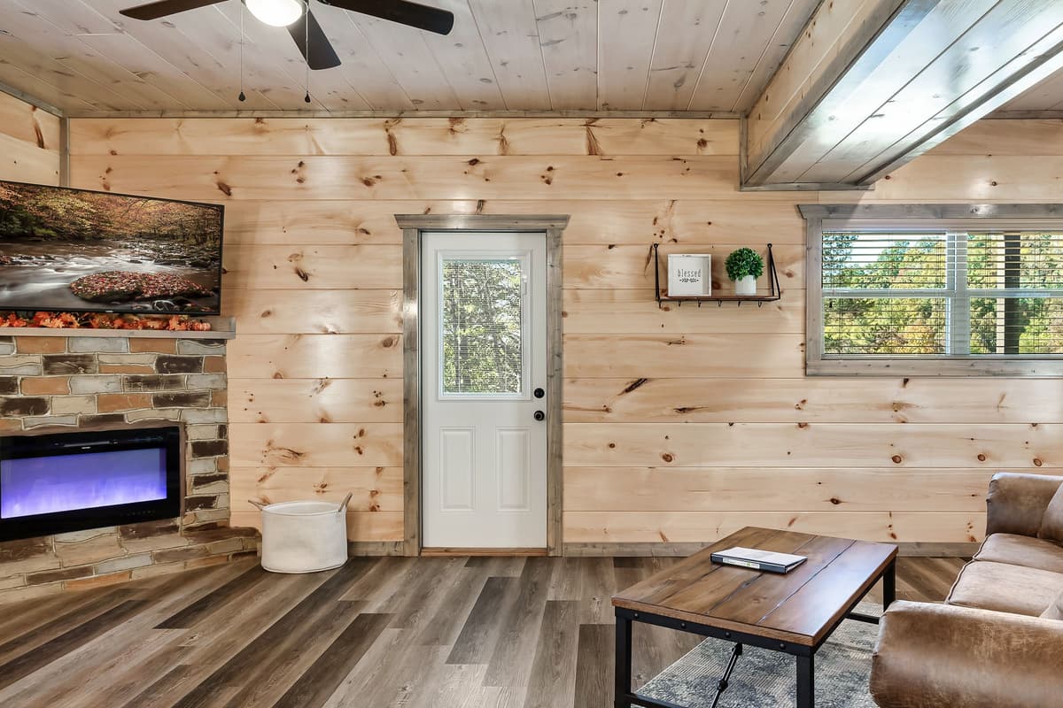 After a day of exploring Sevierville and the Smoky Mountains, there’s nothing better than coming back to a cozy cabin and settling into the living room.
