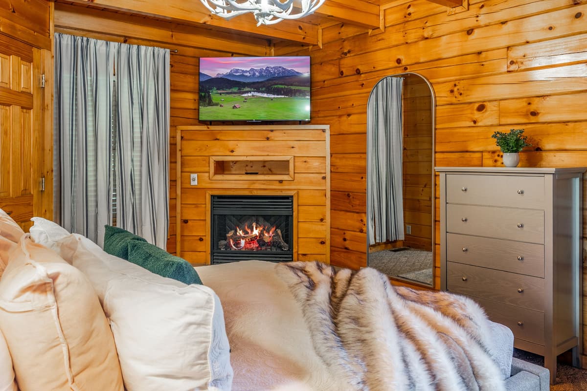 The spacious king bed offers a cozy place to rest, with soft bedding designed to make you feel right at home.