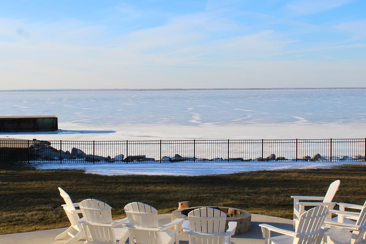 Spend your days discovering nearby destinations and your evenings relaxing by the lake.