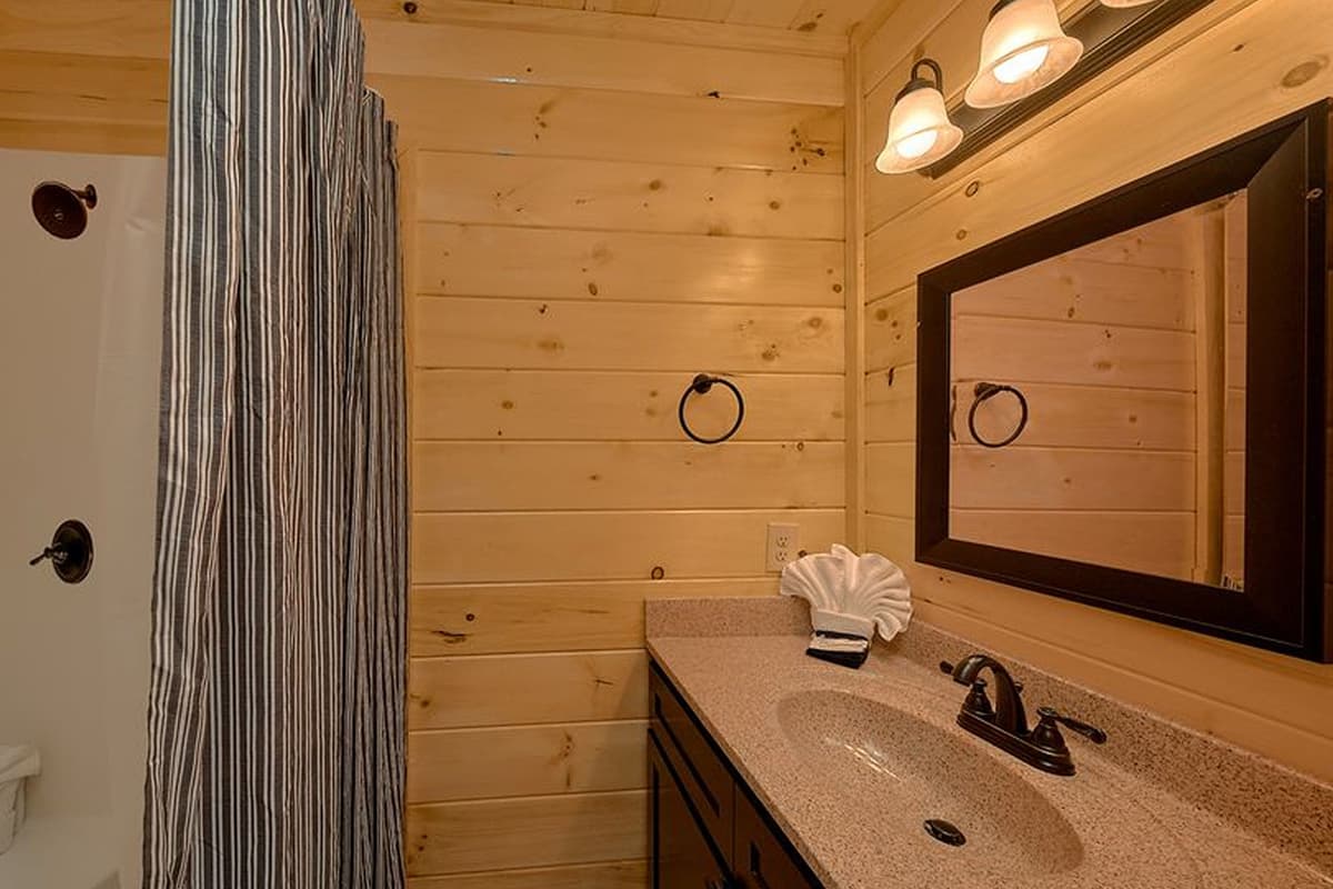 Everything you need to refresh and recharge is right here in this inviting cabin bathroom.