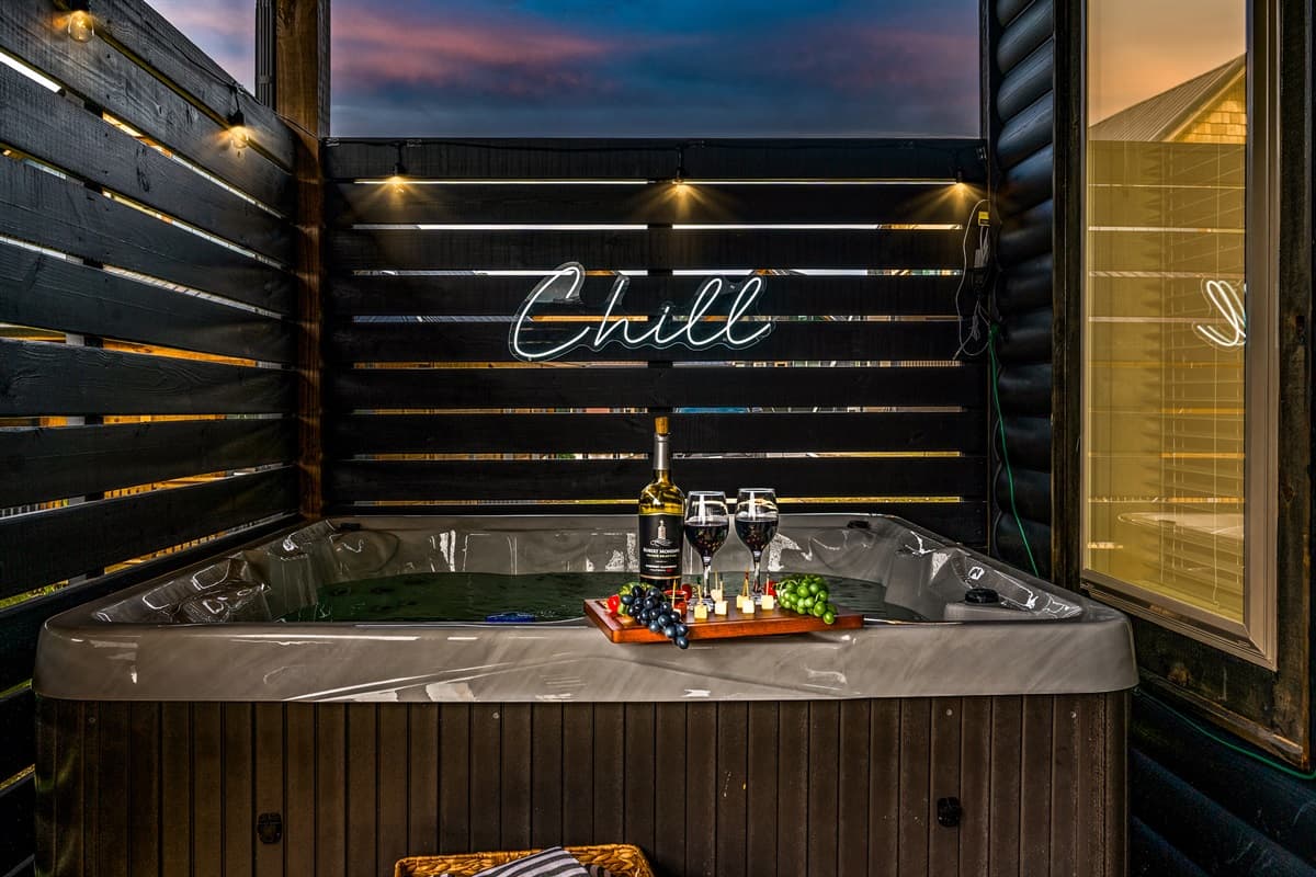 Falcon Nook - Pigeon Forge