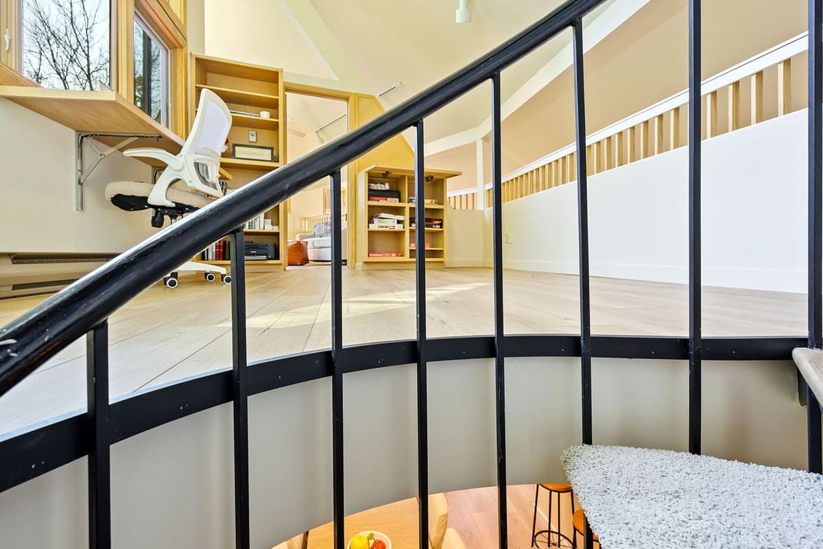Whether you need to stay productive or simply want a little extra room to unwind, this space has you covered.