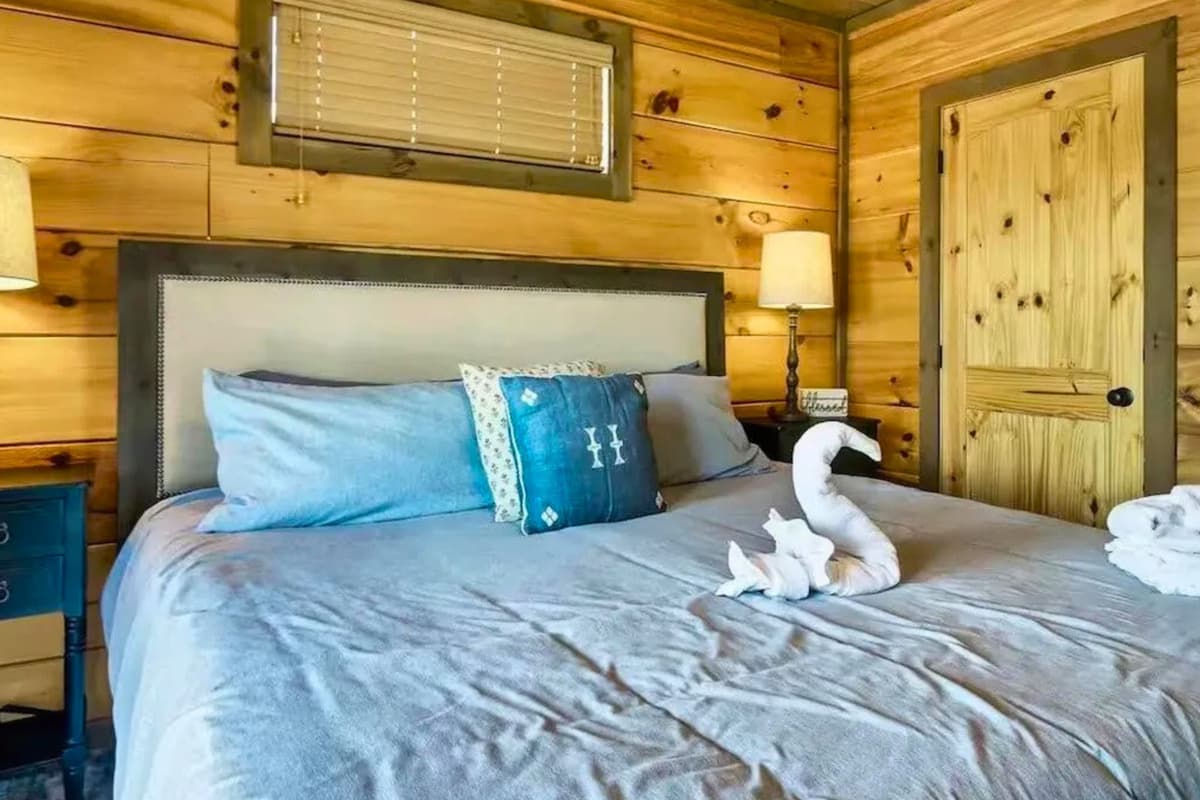 With a spacious king bed and a cozy atmosphere, it’s the perfect place to recharge after a day of exploring the Smoky Mountains.