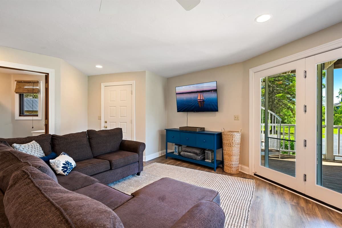 Step into comfort! Our cabin's living room invites you to relax with rustic charm and cozy vibes. Perfect for making memories by the fire! 🛋️🔥
