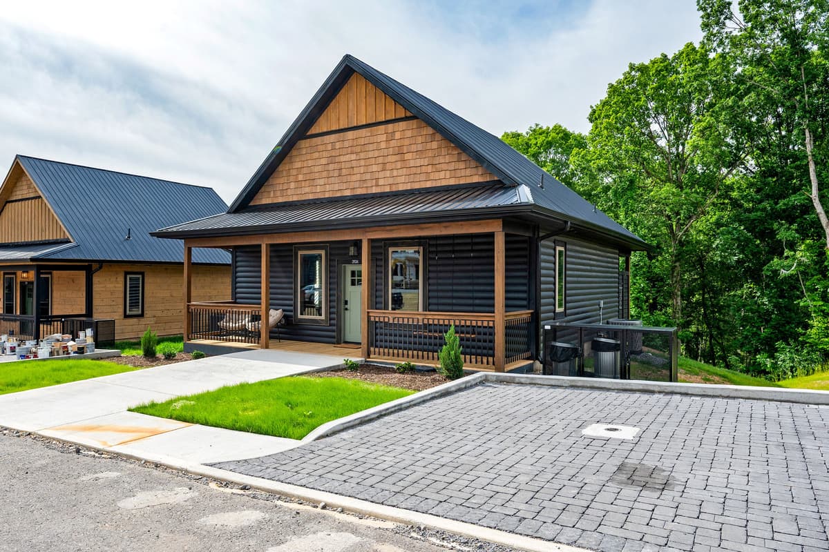 Tucked away from the hustle and bustle, this cozy Pigeon Forge cabin gives you the peaceful escape you’ve been looking for while keeping you close to all the fun.