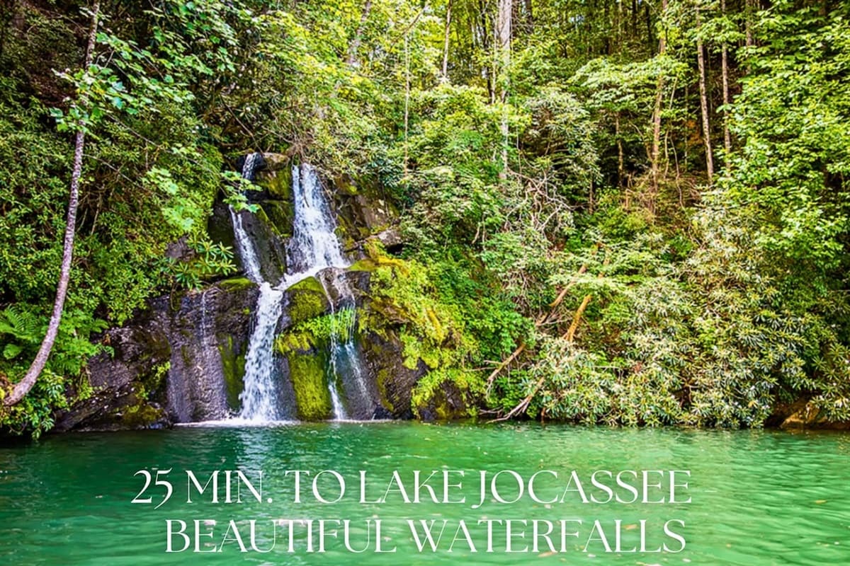 25 Minutes to Lake Jocassee and Its Beautiful Waterfalls
