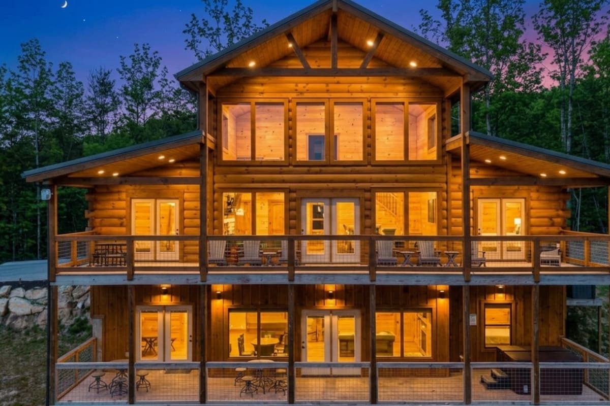 With the glow of the cabin lights and the peaceful mountain surroundings, every evening feels like a little escape of its own.