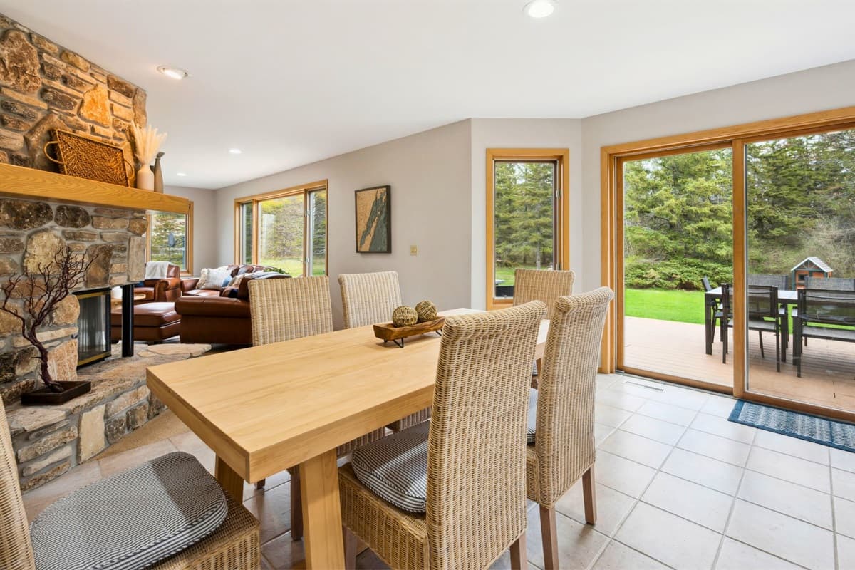 Enjoy casual dining in our cozy dining area, perfect for leisurely breakfasts and lively dinners.