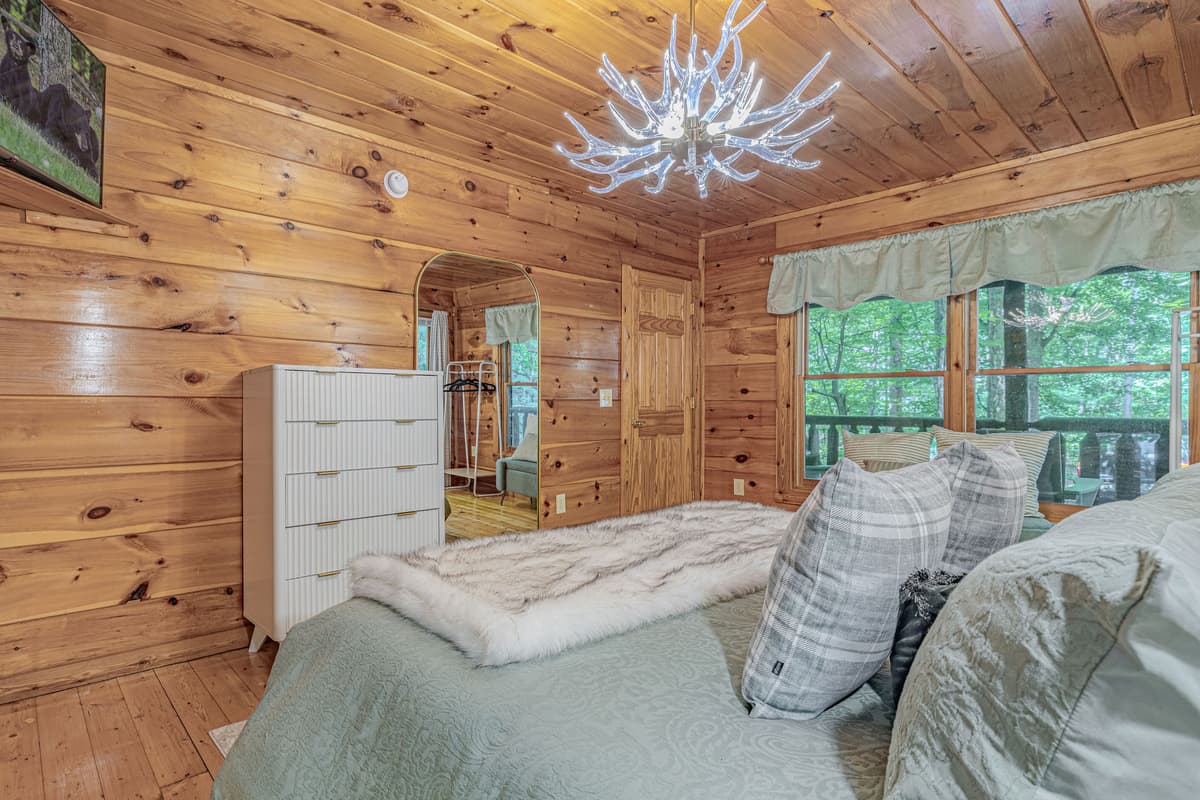 After settling in, you’ll have a quiet place to recharge and enjoy your time away. It’s the perfect bedroom for couples looking for a comfortable and peaceful mountain escape.