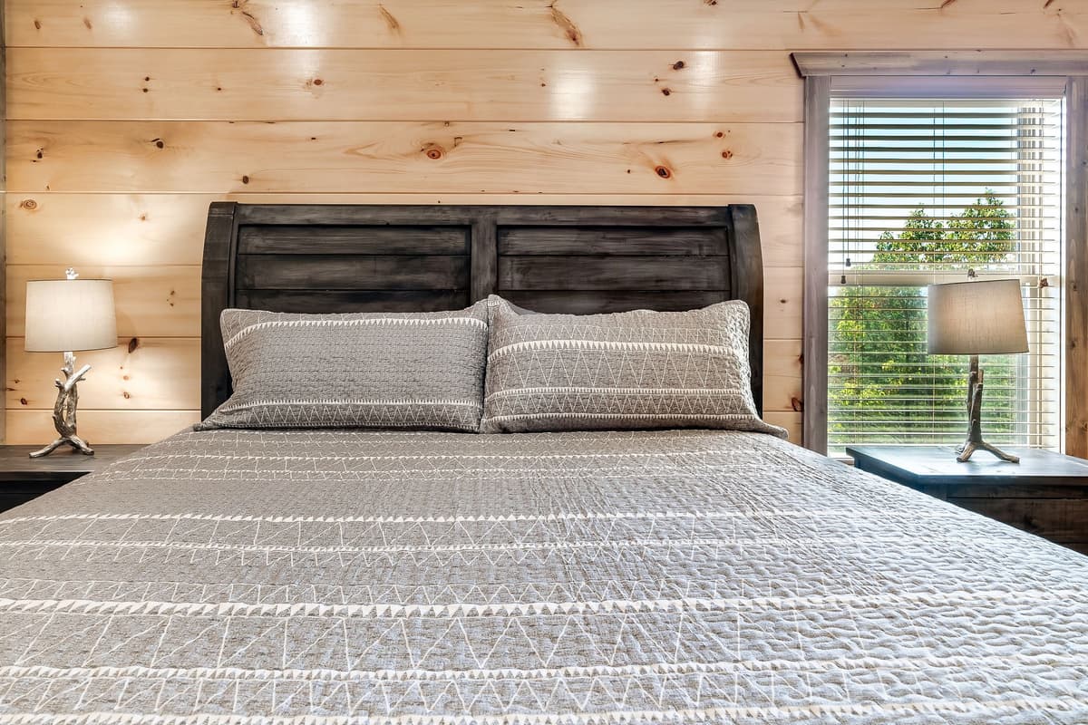 Stretch out on the inviting queen-size bed, made with soft, fresh sheets that feel smooth and comfortable against your skin.