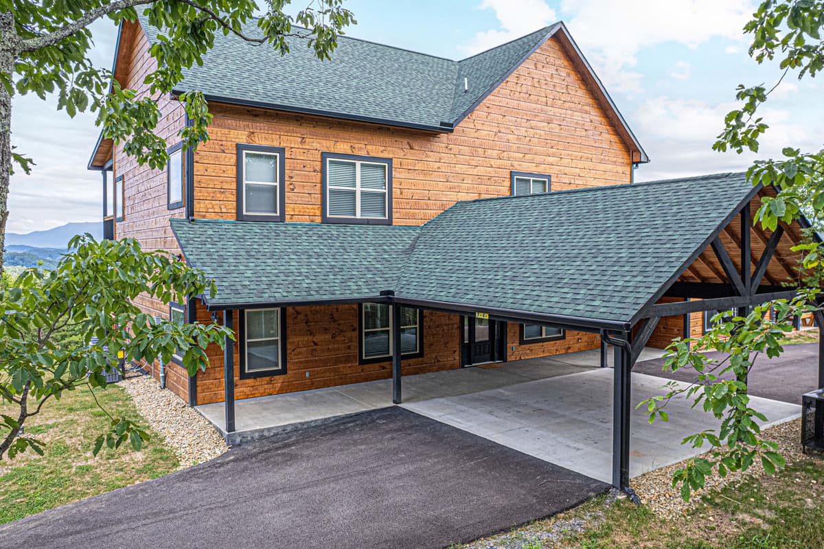 Escape to the beauty of the Smoky Mountains with a relaxing stay in Sevierville.