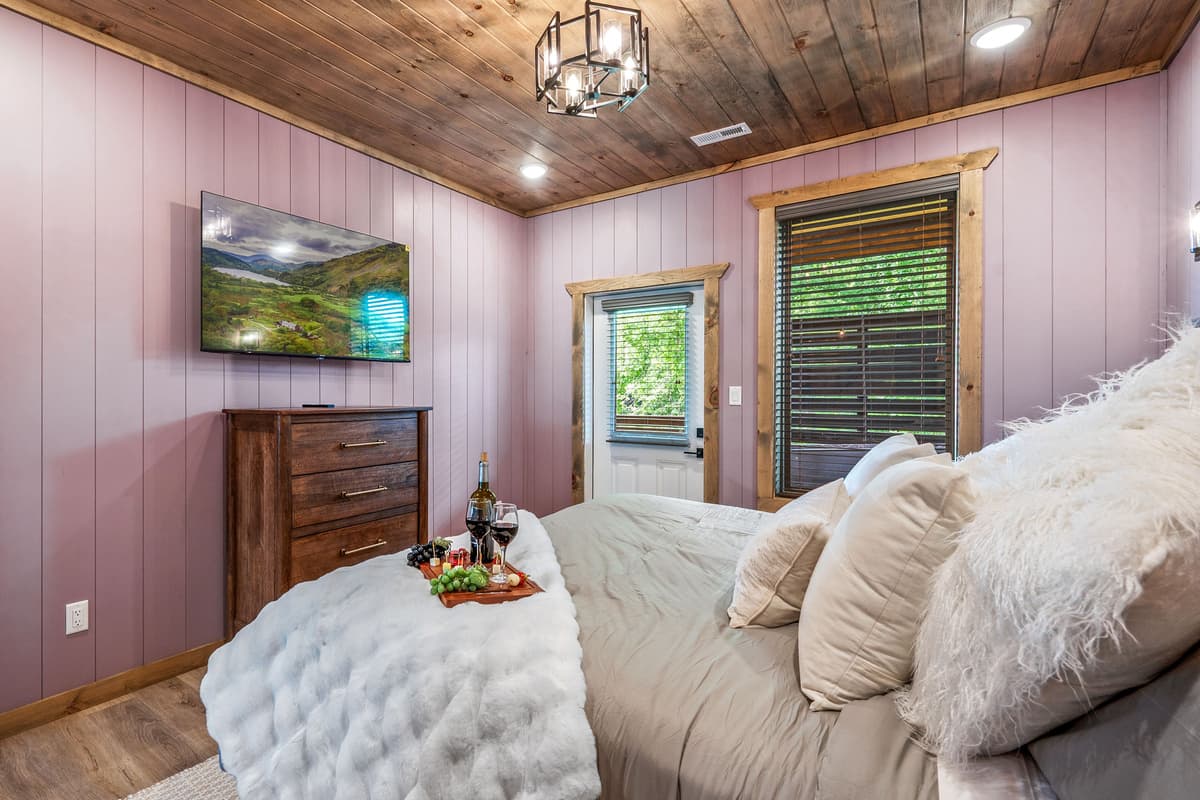 Whether you’re waking up refreshed for another day of adventure or enjoying a quiet evening before bed, this inviting bedroom makes coming back to the cabin something to look forward to.