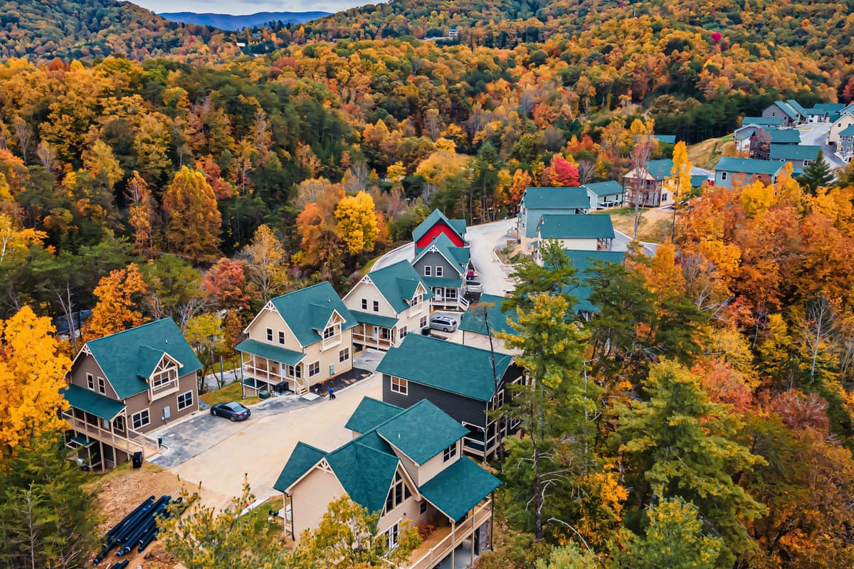 From vibrant mountain views to cozy cabin moments, autumn is the perfect time to slow down and enjoy a memorable mountain getaway.