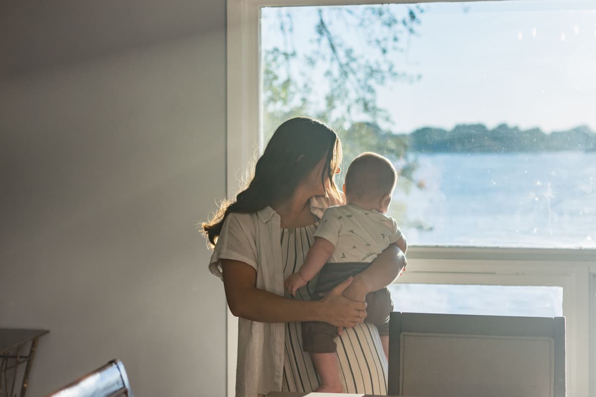 Every glass window offers a view of the lake, bringing the peaceful waterfront scenery right into the space.