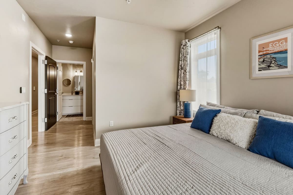 The comfortable king bed provides plenty of space to stretch out and enjoy a restful night’s sleep.