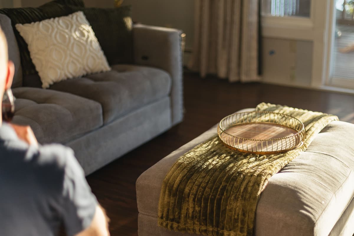 The seamless connection between the indoor space and the lake makes the setting especially inviting.