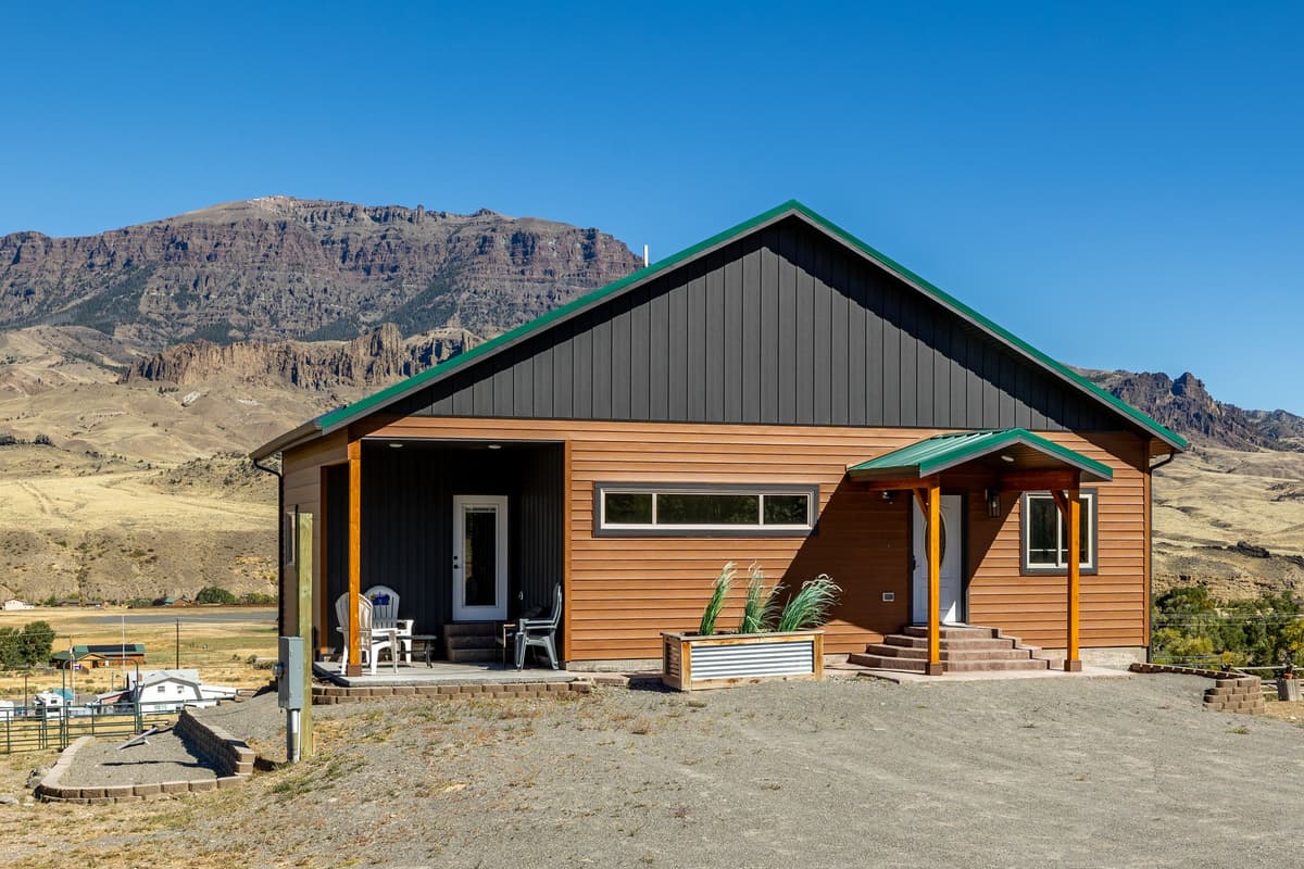 Whether you’re planning a family trip, a relaxing retreat, or an adventure-filled getaway, this cabin makes an ideal home base
