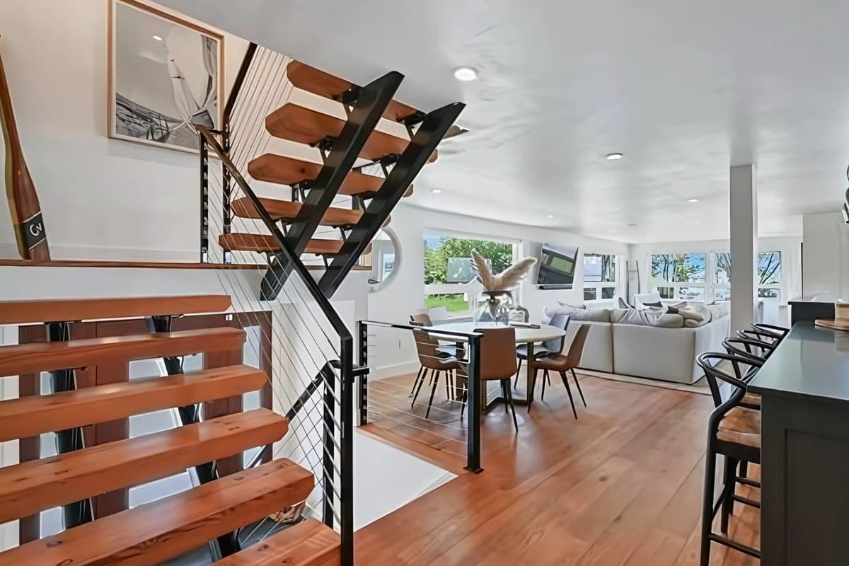 The open design keeps the atmosphere bright, welcoming, and connected.