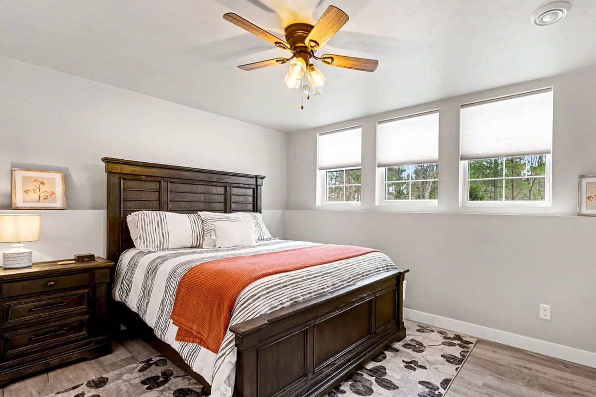 Settle in and relax in the comfortable queen bedroom, a welcoming space designed for a restful night’s sleep. The cozy queen bed provides plenty of room to stretch out and unwind after a day of exploring.