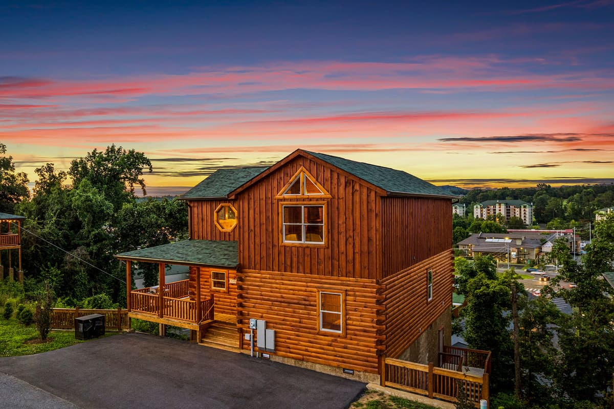 This cozy cabin is located just a short drive from the Parkway, putting popular attractions, restaurants, and entertainment within easy reach.