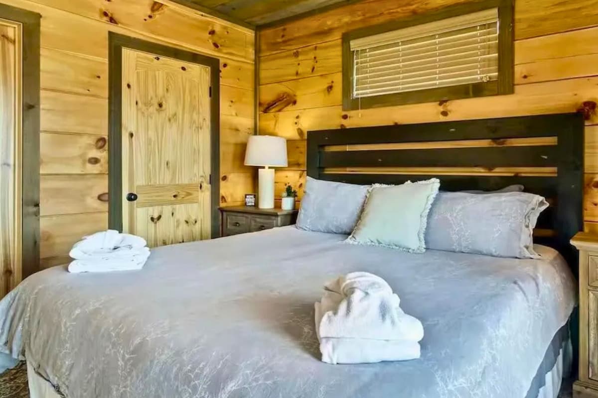Unwind in a cozy queen bedroom designed for a restful night’s sleep.  After a day of exploring Sevierville and the Smoky Mountains, settle into the comfortable queen bed and recharge for tomorrow’s adventures.