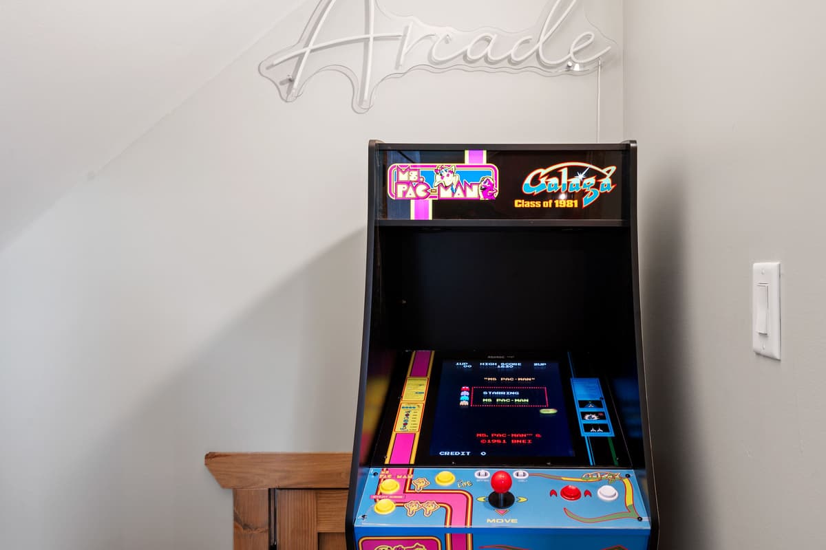 The fun doesn’t stop when you get back to the cabin. Just upstairs, the arcade machine is ready for a little friendly competition and plenty of laughs.