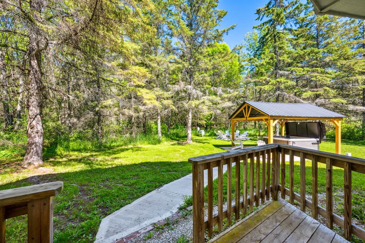 Deck that is connected to the lower 2 Twin Bedroom